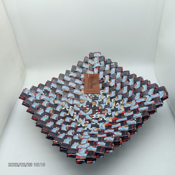 Upcycling knitted sachet Nescafe
Materials: beeswax thread
sachet Nescafe Bowl